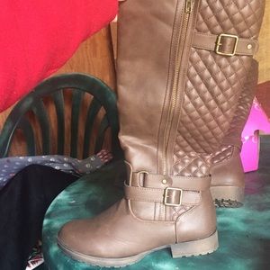 Brown boots size 7 1/2 very cute